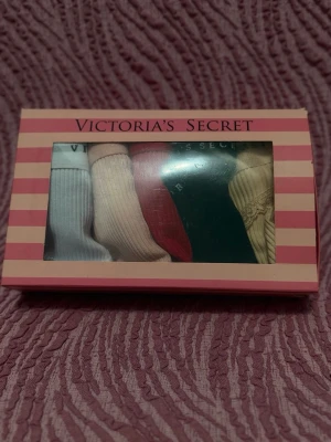 Victoria's Secret ribbade trosor 4-pack Size M-L - Säljer ett 4-pack ribbade trosor från Victoria's Secret i olika färger: beige, vit, ljusrosa och röd. Trosorna har bred resår med logga och fina spetsdetaljer längs kanterna. Materialet är mjukt och stretchigt, perfekt för en bekväm känsla hela dagen.