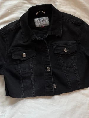 Jeans bolero black - Jeans bolero, hör av er vid frågor💕xs/s. Inga defekter vad vi har sett.