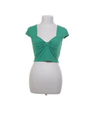 Grön topp / magtröja/ croptop Vero Moda - Grön, ribbad crop top med en rosett framtill och korta ärmar. Supersöt sommartopp i en av årets trendigaste färger ❣️ Använd 2 gånger. Kan mötas upp i Stockholm eller skicka på posten!