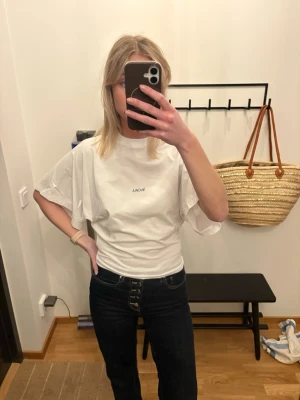 T-shirt från Avora  - T-shirt från Avora i en supersnygg modell!  Roligare basic t-shirt som funkar att både klä upp och ner. Aldrig använd. Nypris 800 kr