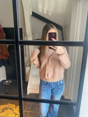 Guess kofta  - Super fin och mysig i storlek M men är väldigt liten i storlek, den e beige/aprikos.