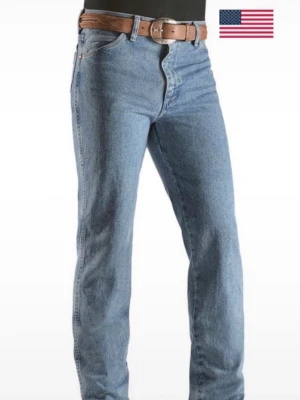 Wrangler slim fit original cowboy cut - Säljer ett par klassiska ljusblå jeans med rak passform. Jeansen har fem fickor, bälteshällor och stängs med dragkedja och knapp. Perfekta till mode samt arbete då de är slitstarka och tillverkade i 15.25.oz demin och 100% bomull. Tidlös stil. Storlek W 30 L36.