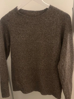 Brun stickad vero moda tröja - använd Max 2 gånger men annars i riktigt bra skick