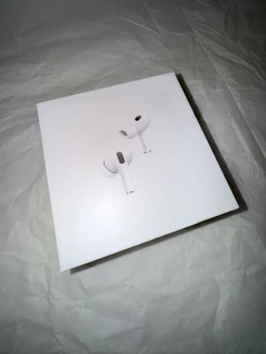 Apple AirPods Pro 2nd Gen MagSafe - Säljer ett par vita Apple AirPods Pro 2nd Generation med MagSafe-laddningsetui. Trådlösa in-ear hörlurar med stilren design och aktiv brusreducering. Perfekta för musik, samtal och träning. Levereras i originalförpackning.