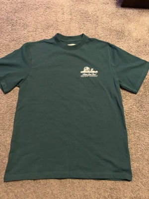 Aimé leon dore - Säljer en sjukt snygg och rare a.l.d T-shirt med sjukt snygga prints. Är i mycket fint skick och är knappt använd. Frågor? Hör av dig✅Allt gott, mvh Noah OBS, KÖP INTE MED INSTABOX❌