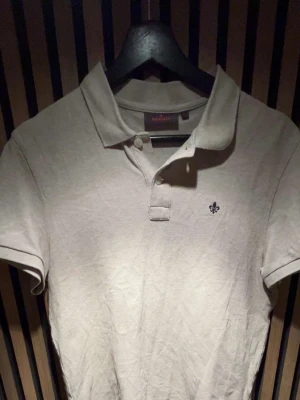 Beige pikétröja från Morris - Tjena! Säljer nu min Morris pike då den tyvärr har blivit förliten på mig, piken är i storlek S, skriv vid minsta fundering 💭 