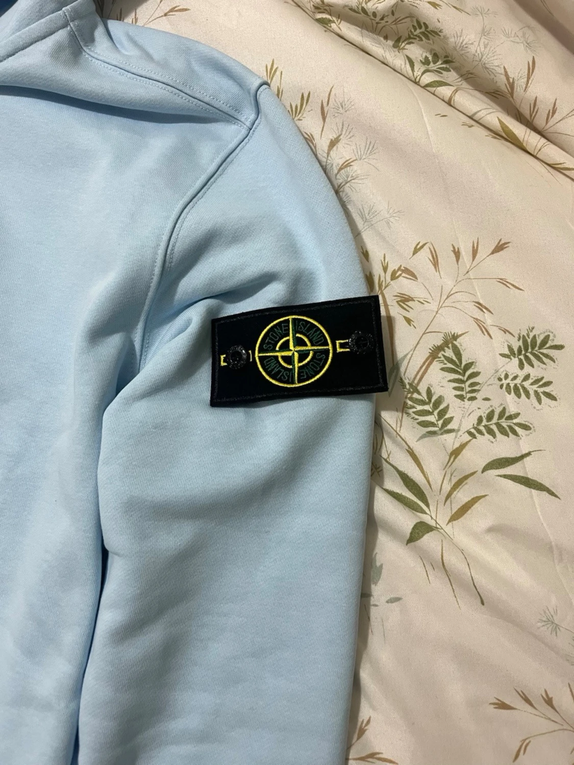 Ljusblå hoodie från Stone Island - 1