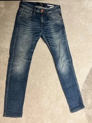 Replay Anbass jeans, storlek 28! - Blå Replay anbass jeans till säljes för billigt pris. De är storlek 28 och är i mycket bra skick. Säljs eftersom de inte kommer till användning. Hör av er om minsta fundering💫