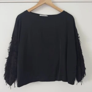 RODEBJER svart blus - Stilren svart blus från Rodebjer i storlek L.  Dekorativa ärmar och fin båtringning. 100% viskos, så bra material som andas. Fint skick!! Nypris 2300:-  Hämtas i Stockholm eller skickas mot porto. 