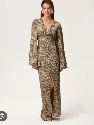 Adoore klänning  - Adoor klänning i zebramönster som inte kommer till användning. Fint skick, använt 3 gånger. St: 34