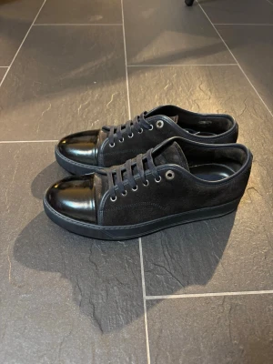 Svarta lanvins - Hel svarta lanvins | Skick – 9/10 – ny skick | Storlek – 41,5 passar 42 | Äkta | Box följer inte med.| Hör av er vid frågor eller funderingar 🙌