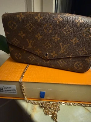 LV väska  - Jätte fin oanvänd väska utan defekter, en jätte bra replika av den riktiga, köpt för 5000❤️pris går att diskutera 