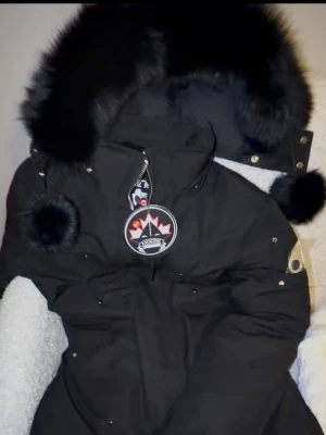 från Moose Knuckles - Säljer min helt nya moose knuckles jacka den är ny och oanvänd fick den i pressent. Storlek S passar även M den är jätte varm och passar dessa väder perfekt 