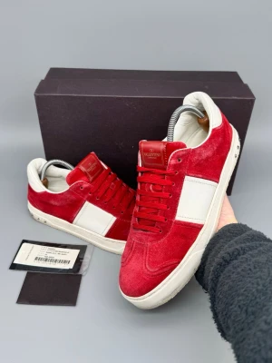 Valentino Flycrew Skor Röd | 43 - Valentino Flycrew Sneakers i bra skick; förstärkt sula. Original box samt kort ingår! INGA BYTEN. Hör av er vid funderingar 🙌