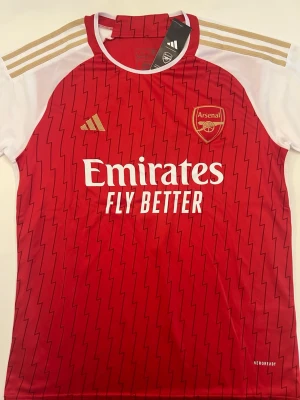 Bukayo Saka Arsenal tröja - Fotbollströjor i storlek M. Helt ny och oanvänd, med tag kvar. Detaljrik i inofficiell version. 