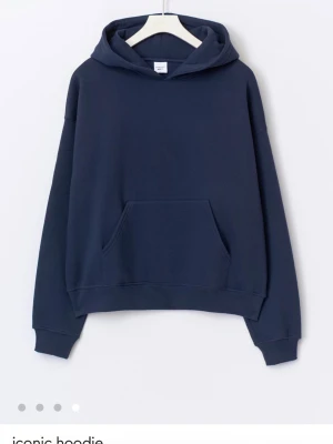Mörkblå hoodie - mörkblå hoodie från gina 💝strl xxs 