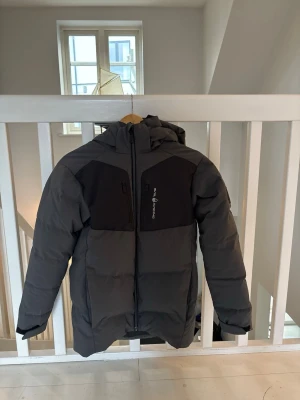 Sail Racing Antarctica Expedition jacka - Säljer en Sail Racing Antarctica Expedition dunjacka i storlek 160. Passar upp till 175cm. Väldigt varm och tålig vinterjacka, vatten och vindtätt material samt flera fickor. Perfekt för kalla vinterdagar.  Jackan är i mycket fint skick