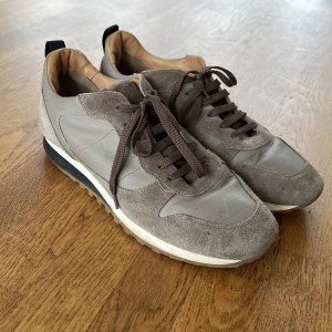 Mano skor - Mano skor är det bästa materialet och hantverket från Italien i en sko. Nypris: 2850 nyskick utöver en liten repa på undersidan   Säljer då jag har flera likadana.  