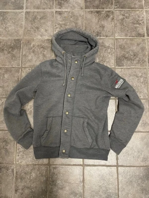 Hollister cardigan - Riktigt fet cardigan från Hollister. Väldigt bra skick. Modellen är 173, 64kg. Pris kan diskuteras!