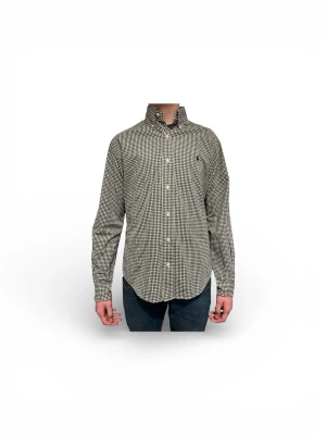 Rutig Ralph Lauren Skjorta  - Säljer en rutig Ralph Lauren skjorta i mycket bra skick. Skjortan är använd varsamt och är nästan ny, skjortan har inga tecken på användning och den har absolut inga defekter. Skjortan är i custom fit men jag tycker den passar S, måtten finns på bilder och om dem är otydliga kontakta mig. Skjortan har den ikoniska hästen på bröstet i färgen svart. Om ni har fler frågor eller är intresserade kontakta mig😃