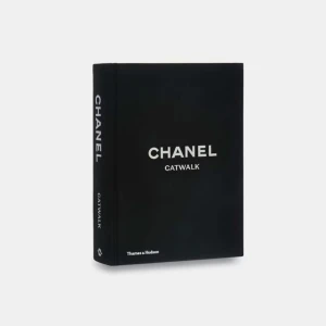 Chanel Catwalk bok - Bredd: 20 cm, djup: 6,4 cm, längd: 28,4 cm. Fint skick! 