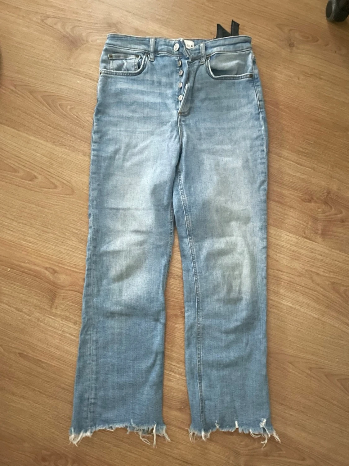 Ljusblå raka jeans med rå kant - 2