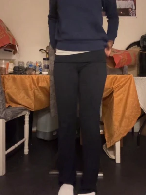 Marin blå Ralph Lauren hoodie  - Pris kan diskuteras!. Snygg marin blå Hoodie , väldigt skön material. Använda ett par gånger fast är i ett väldigt bra skick!!