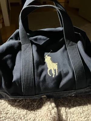  Ralph Lauren travel bag - Fin ”travel bag” ifrån Ralph Lauren med ett snyggt stjärnmönster. I spincip ny så den är i bra skick!
