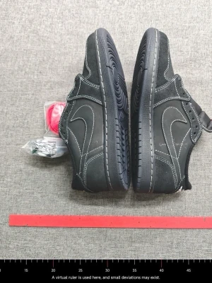 Travis Scott Black Phantom - Snygga svarta Nike Air Jordan 1 Low sneakers med vit kontrastsöm och klassisk swoosh på sidan. Skorna har en låg silhuett, perforerad tå och extra skosnören i rött och vitt. Lådan ingår inte👍