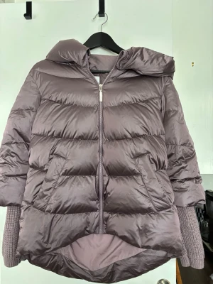 Vinterjacka från Tatuum  - Från Tatuum stl 34 (xs) 💓 Använd en gång så inprincip nyskick.                                                               Ser mer brun ut på bild men är ljuslila i verkligheten ( sista bilden är lånad samt annan färg)                                                                                      Pris kan diskuteras! 💕