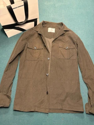 Oscar Jacobson overshirt/skjorta - Säljer min olivgröna Oscar Jacobson overshirt/shorts i mycket fint skick. Storlek xs inga defekter. Kontakta vid frågor