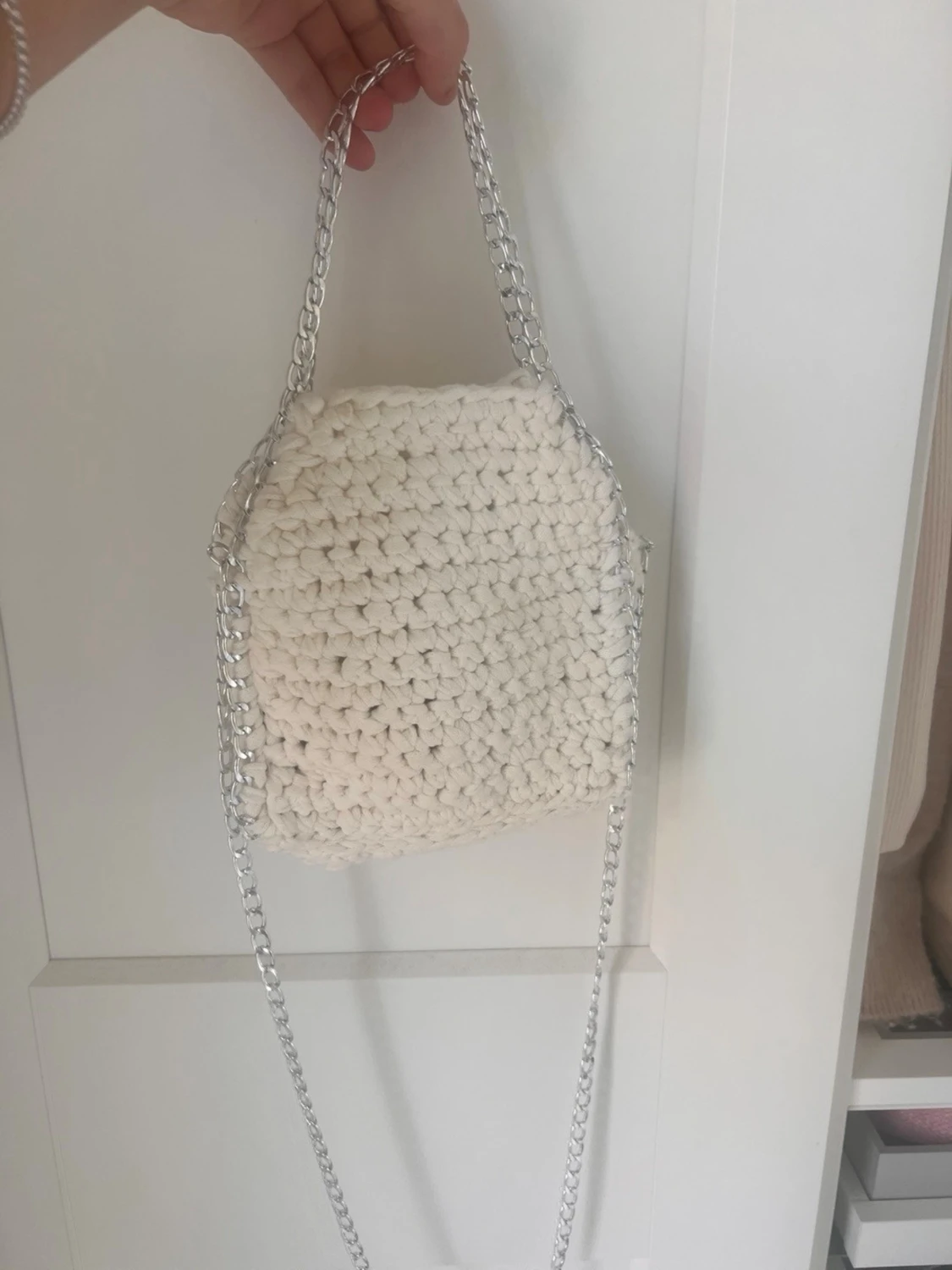 Handvirkad axelväska med kedja