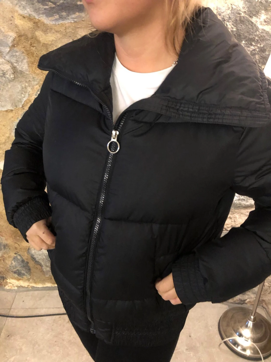 Svart pufferjacka med stor krage