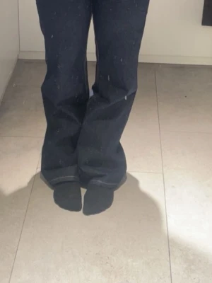 Straight jeans Mango - Jeansen är helt oanvända med prislapp då den tyvärr inte kommit till någon användning. Jeansen är i storlek 36 och midwaist.