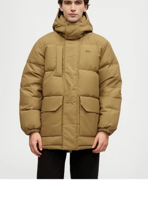 dunjacka från Lacoste med huva  - Snygg beige dunjacka från Lacoste med huva och flera praktiska fickor framtill. Jackan har en stilren design med diskret Lacoste-logga på bröstet och dragkedja med vindslå. Perfekt för kalla dagar när du vill hålla värmen och se trendig ut.