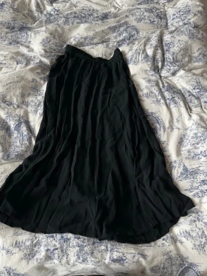 svart midikjol - markerad som m men passar fint på en s