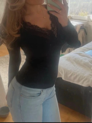 Intimissimi tröja spets - Säljer denna sjukt fina och sköna Intimissimi tröja med spets!🤍🌺 Använd men i bra skick!☺️ 