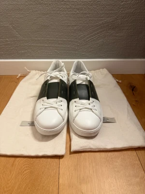Valentino Garavani Open sneakers  - Säljer dessa extremt fräscha och trendiga skor ifrån valentino opens i storlek 41 men passar 42. Skick är 9/10, nypris på dessa ligger på ungefär 7999kr och vi säljer dessa för 1899kr. Det som medföljer är påsarna tyvärr ingen box. Priset kan diskuteras vid en snabb affär. Vh Trendhörnan shop