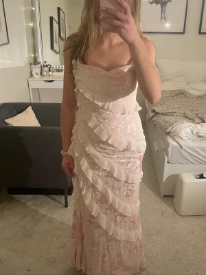 Ljusrosa klänning från Asos - Jätte fin ljusråsa klänning från Asos. Aldrig använd och lappen är kvar. Köpte den för balen och valde en annan klänning, men nu är det för sent att lämna tillbaka. Skriv om ni har frågor!!💕🌷