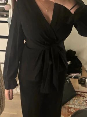 Black wrap blouse - A regular wrap blouse, pretty comfy
