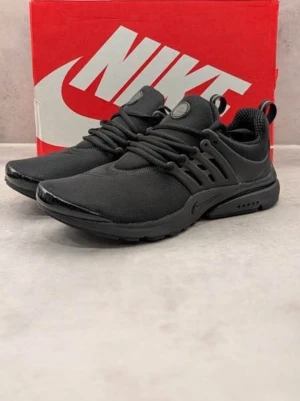 Nike Presto helsvarta sneakers - Snygga helsvarta Nike Presto sneakers med mesh-ovandel och plastdetaljer vid snörningen. Skorna har en sportig och clean look med rund tå, elastisk passform och grov sula för bra grepp. Perfekta för dig som gillar stilrena och bekväma sneakers.