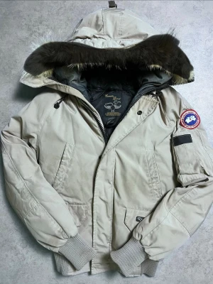 Canada goose jacka - Säljer nu denna sjukt snygga Canada goose jackan den är billig eftersom den har en del defekter som syns på bilderna. Den är dock fullt användbar