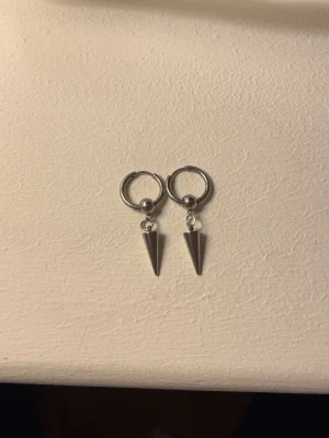 silver örhängen - spike örhängen