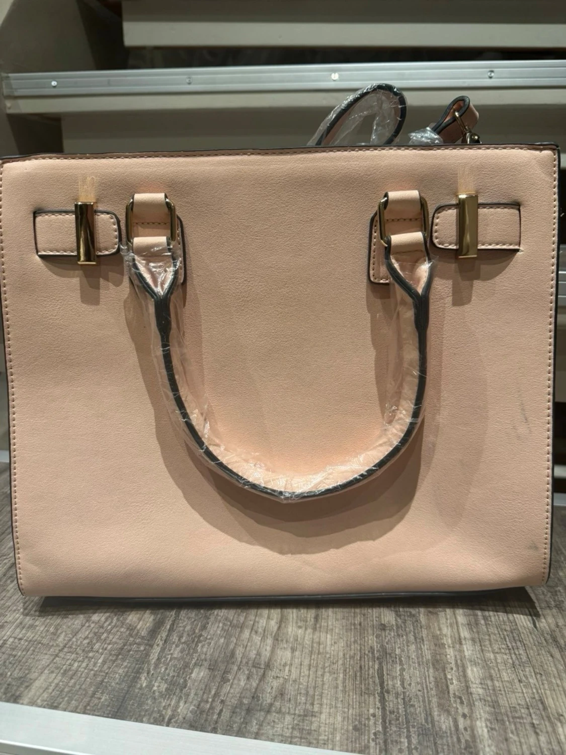 Ljusrosa handväska med gulddetaljer - 1