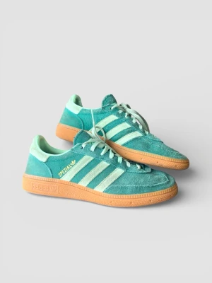 Adidas Spezial / Retro skor / EU 38 - Fina men använda Adidas Spezial i grön färg. Storleken är 38 och innerskomåttet ligger på 24,5cm. Passformen är normal. Fråga om du vill ha länken till skorna på adidas hemsida