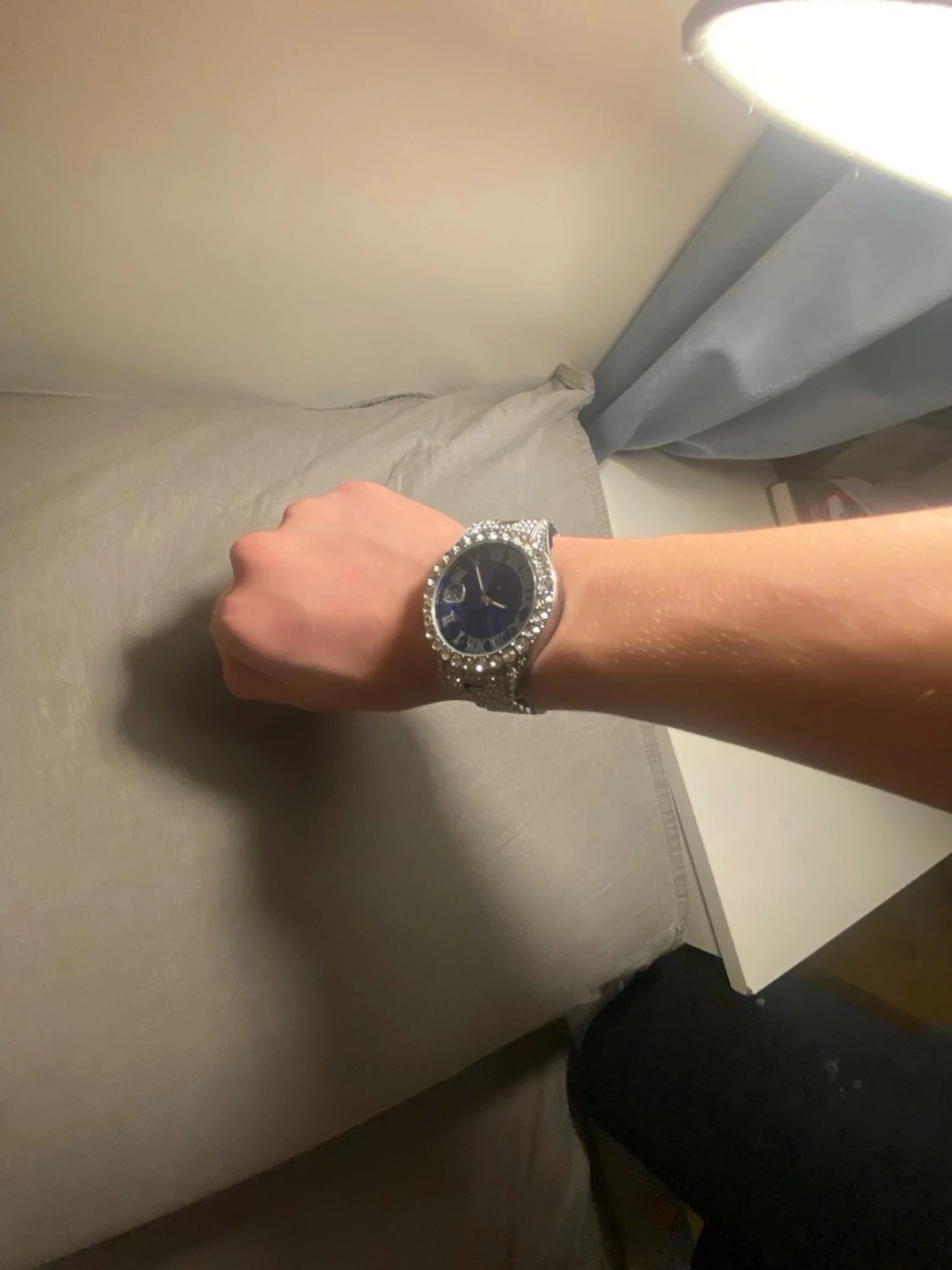 Silverfärgad klocka med blå urtavla - 3