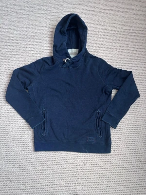 Unik Abercrombie Hoodie - En galet fet och unik hoodie från Abercrombie & Fitch. Snygg knapp istället för snören vid luvan. Färg marinblå. Storlek S. Mycket bra skick. Skriv vid frågor eller fler bilder! 😀 ”spana även in min profil för fler feta kläder”