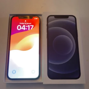 iPhone 12 - Säljer en svart iPhone 12, batterihälsa 86%, sprucken baksida men funkar utmärkt utan problem!