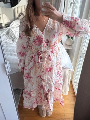 blommig långklänning - så fin blommig somrig lång klänning från h&m. fint skick. kan gå ner i pris och har 10% vid köp av bundles🥰