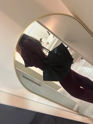 Svart shoppingväska med knytband - Perfekt väska inför skolan eller en vardaglig outfit. Köpt från shein men är mindre än jag behöver🙂(kommer även med en liten necessär)